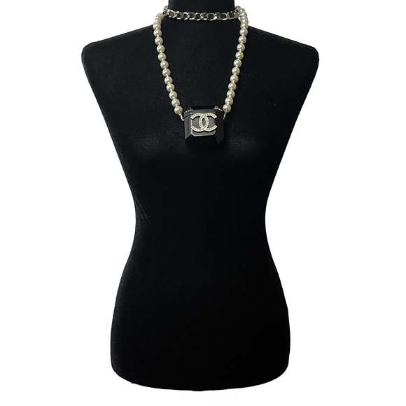 CHANEL - B21 A Airpod CC Acylic Case / Faux Pearl and Chain Layered Necklace - Picture 5 of 11